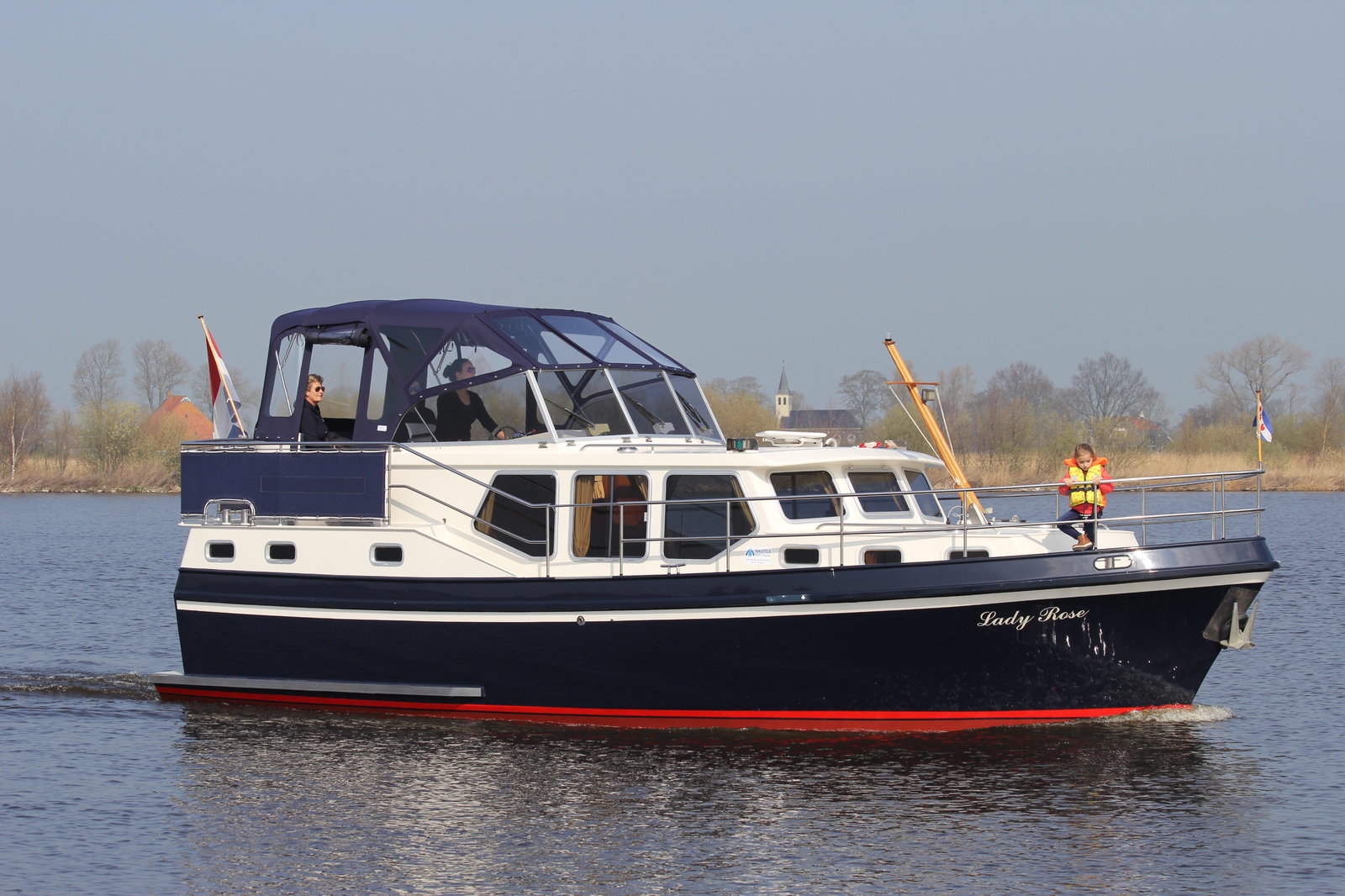 morfine In werkelijkheid Pessimistisch Motorboot 'Lady Rose' voor 2 - 4 personen huren in Friesland | Nautica  Yachtcharter Sneek