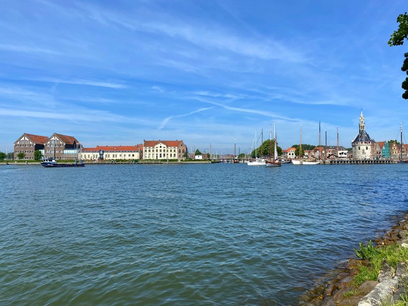Varen op het IJsselmeer naar een historische havenstad